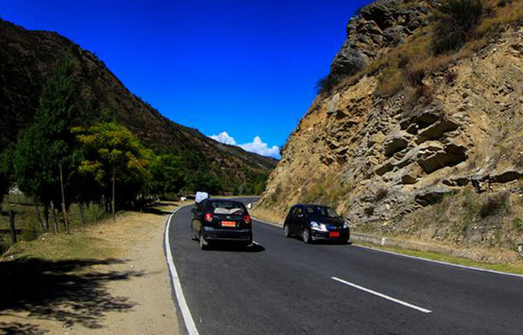 ভুটান: প্রাকৃতিক সৌন্দর্যের লীলাভূমি হিমালয়ের দেশ ভুটান। এই দেশে পাহাড় কেটে অনেক কিছু করা হয়েছে। সেখানেও রেললাইন বসানো হয়নি।