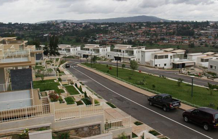 রুয়ান্ডা: এই দেশটি গৃহযুদ্ধে বিধ্বস্ত হওয়ায় অনেক কিছুই নতুন করে তৈরি করতে হয়েছে বর্তমান সরকারকে। তবে রেলপথ সেখানে আগে ছিল না, এখনো নেই। নতুন করে রেলপথ তৈরির কোনো সিদ্ধান্তও নেইনি তারা।