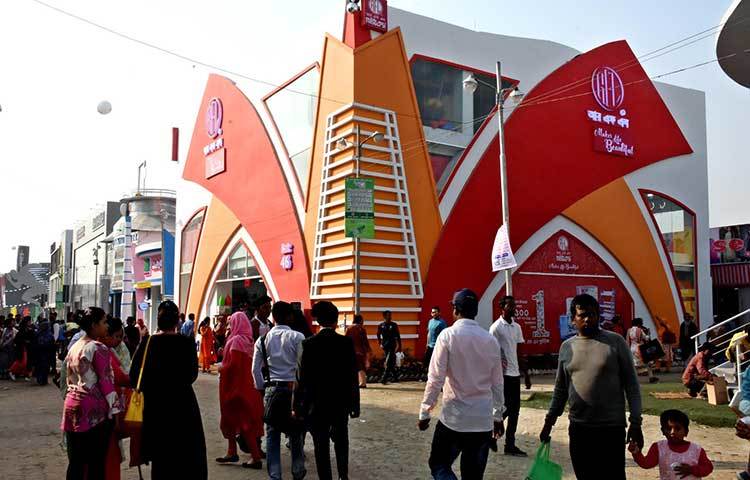 মেলায় এসে ঘুরে বেড়াচ্ছেন মানুষজন। কেনাকাটার পাশাপাশি অনেকে এ মেলায় এসে বিনোদনও পাচ্ছেন। ছবি : বিপ্লব দিক্ষিৎ