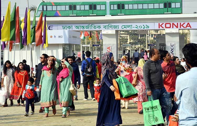 প্রত্যাশিত স্টল ও প্যাভেলিয়ন খুঁজছেন মেলায় আসা ক্রেতারা। ছবি : বিপ্লব দিক্ষিৎ