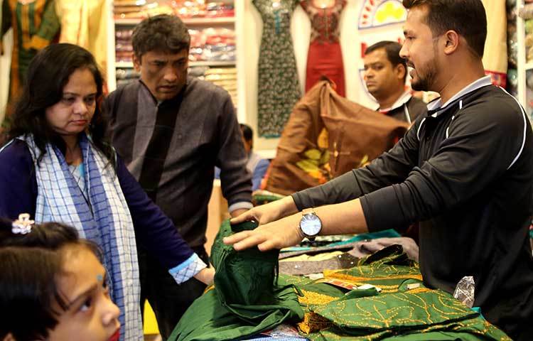 মেয়েদের পোশাকের একটি স্টলে ক্রেতা-বিক্রেতার আলাপচারিতা। ছবি : বিপ্লব দিক্ষিৎ