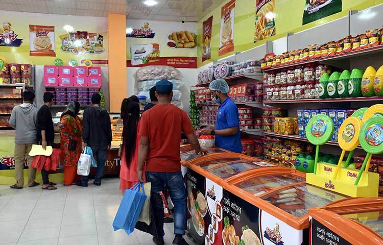 ‘ঝটপট’ খাদ্যপণের‌্যর স্টলে কেনাকাটা করছেন ক্রেতারা। ছবি : বিপ্লব দিক্ষিৎ