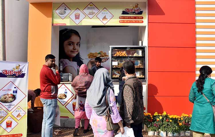 অন্যান্য কেনাকাটা শেষে ক্রেতারা খাবার দোকানে ছুটে আসেন। ছবি : বিপ্লব দিক্ষিৎ