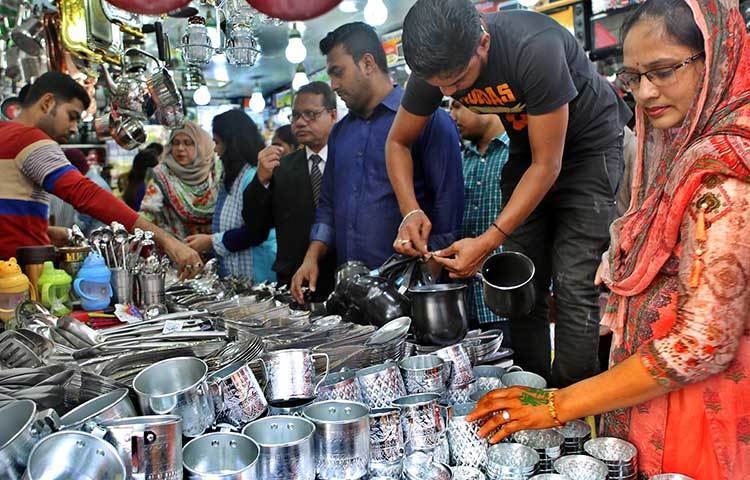 বিভিন্ন তৈজষপত্রের স্টলে ক্রেতাদের উপচেপড়া ভিড়। ছবি : বিপ্লব দিক্ষিৎ