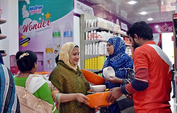 ‘ইটালিয়ানো’র প্যাভিলিয়নে ক্রেতারা বিভিন্ন পণ্য দেখছেন। ছবি : বিপ্লব দিক্ষিৎ