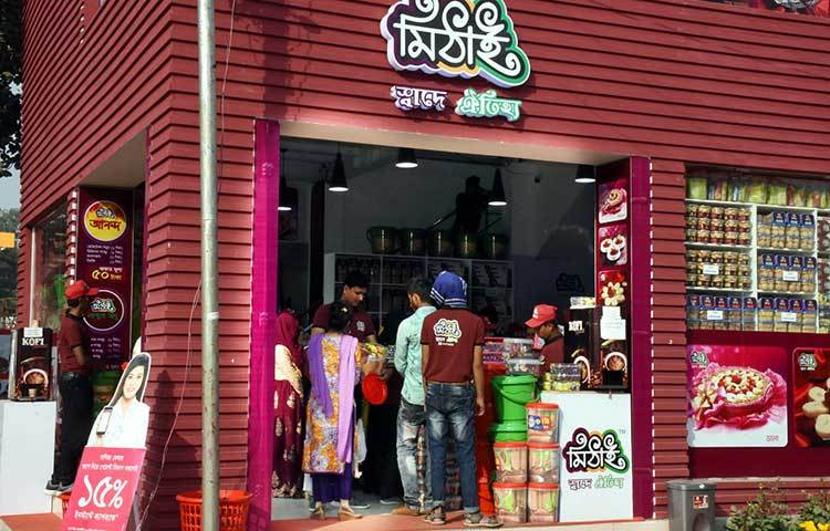 ‘মিঠাই’-এর স্টলে বিভিন্ন পণ্য কিনছেন ক্রেতারা। ছবি : বিপ্লব দিক্ষিৎ