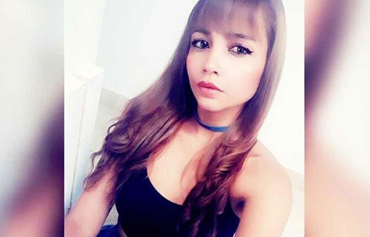 এক দিকে প্রেম। আর এক দিকে চাকরি জীবন। দু’য়ে মিলে টালমাটাল জীবন নিয়ে জেরবার হয়ে যাচ্ছিলেন ইউডি। হঠাৎই খবর পান জুয়ান বুস্টোস নামের এক ভদ্রলোক মডেলের খোঁজ করছেন নিজের অ্যাডাল্ট ওয়েব পোর্টালের জন্য। খবর পাওয়া মাত্রই, জুয়ান বুস্টোসের দলে নাম লিখিয়ে নেন ইউডি।