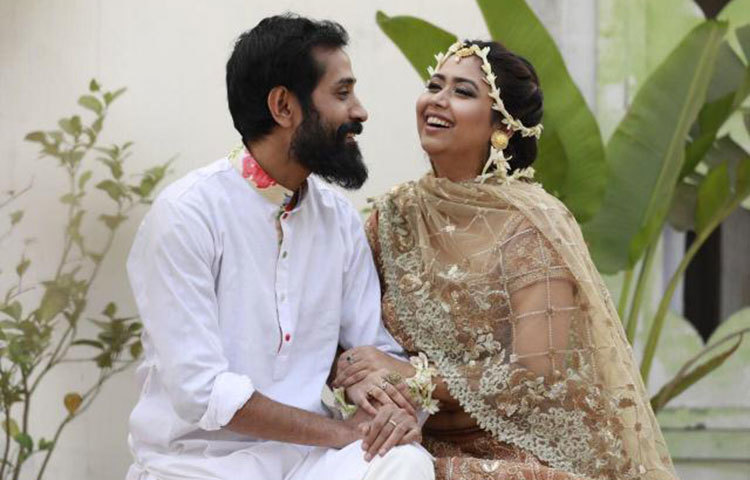 ভাবনা ছবি পোস্ট করে ক্যাপশনে লিখেছেন ‘ভালোবাসা দিবসে পাশের মানুষটিকে ভালোবাসার ভালো রাখার প্রতিজ্ঞা করুন।’