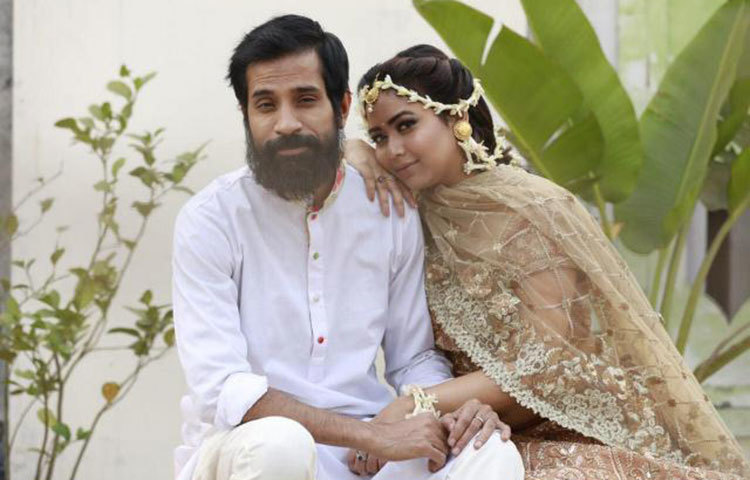 অভিনয়ের সুবাদে দুজনের মধ্যে একটা দারুণ বন্ধুত্বপূর্ণ সম্পর্ক গড়ে ওঠে। দিনে দিনে দৃঢ় হয়েছে এই বন্ধন।