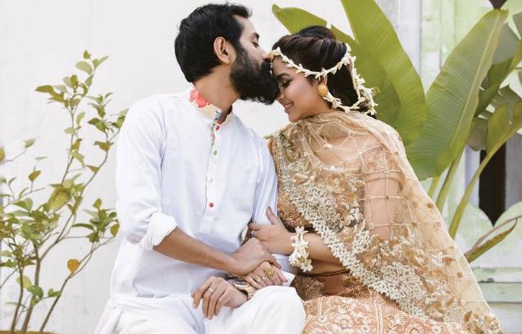 ভালোবাসার বন্ধনে অনিমেষ-ভাবনা।