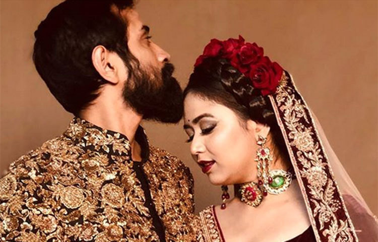 অনিমেষ আইচ ভালোবাসা প্রকাশের জন্য তার নির্মিত ‘ভয়ংকর সুন্দর’ চলচ্চিত্রটির প্রিমিয়ার শোর আয়োজন করেছিলেন ভাবনার জন্মদিনে।