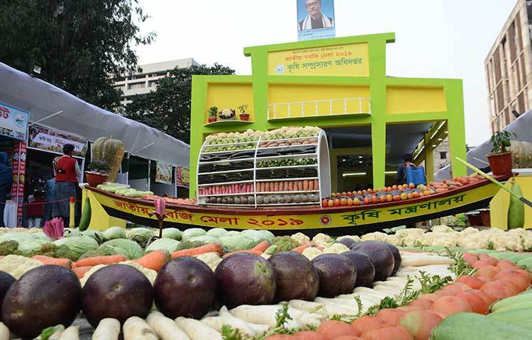 নানা জাতের সবজিতে সেজেছে সবজি মেলার মাঠ। ছবি : বিপ্লব দিক্ষিৎ