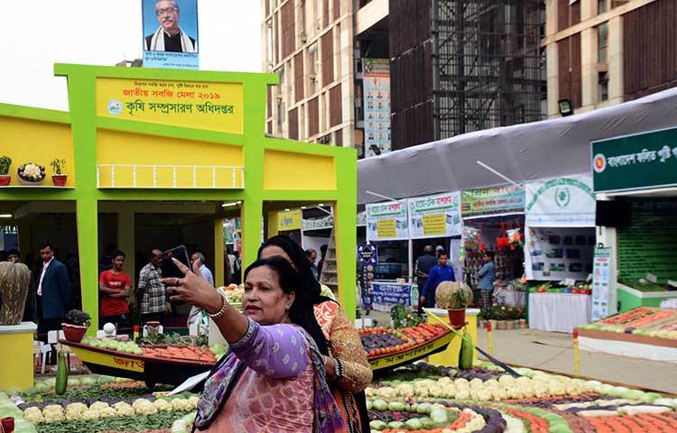 মেলা পরিদর্শনে এসে দর্শনার্থীরা সেলফি তুলছেন। ছবি : বিপ্লব দিক্ষিৎ