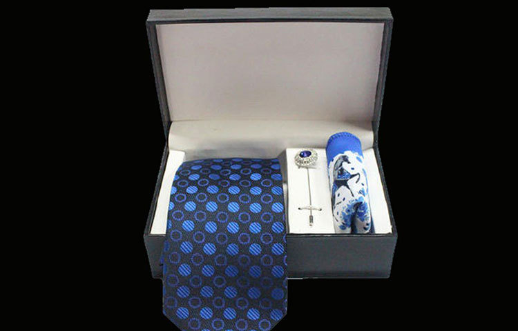 ভালোবাসা দিবসে প্রিয়জনকে টাই উপহার না দেয়াই ভালো। উপহার হিসেবে এটা অনেকেরই পছন্দ নয়।