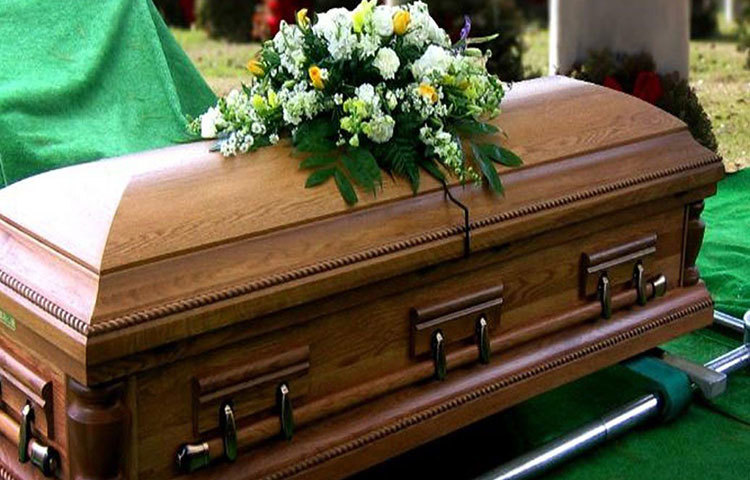 আমেরিকায় একবার একজন বান্ধবীকে ‘ফিউনারেল বক্স’ উপহার দিয়েছিলেন। যাতে মৃত্যুর পর সমাধিটা কতটা সুন্দর হবে, তা তিনি দেখে যেতে পারেন, আসলে প্রেমিকাকে আমৃত্যু ভালোবাসবেন এমনটাই বলতে চেয়েছিলেন। কিন্তু ফল হয়েছিল উল্টো। কোনোদিন আর প্রেমিকের দিকে ফিরেও তাকাননি সেই তরুণী। তাই এ ধরনের উপহার ভালোবাসা দিবসের তালিকায় না রাখাই ভালো।