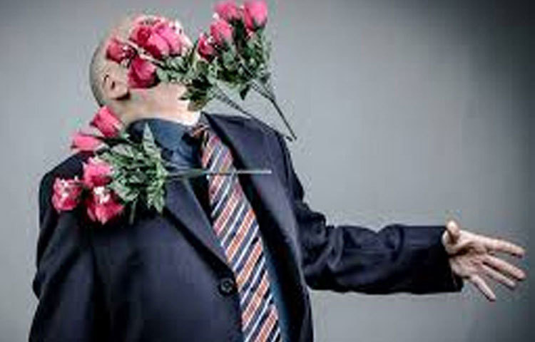 ভেবেছিলেন চমক দিতে ফুল পাঠাবেন। কিন্তু দেরিতে পোস্ট করায় সে ফুল ঠিক সময়ে পৌঁছল না বা মাঝপথে চুরি হয়ে গেল। এতে করে সম্পর্ক ভেঙে যেতে পারে। তাই কুরিয়ার বা ডাকযোগে ফুল না পাঠানোই ভালো।