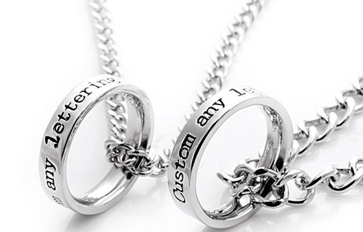 পছন্দের মানুষটির রুচিবোধ সম্পর্কে না জেনে কোনো রকম গয়না বা জাঙ্ক জুয়েলারি না কেনাই ভালো।