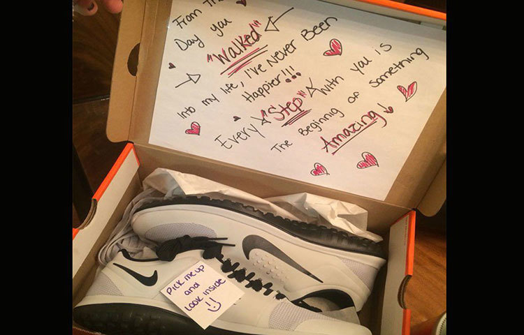 প্রেমিকা বা প্রেমিকের দারুণ জুতোর শখ। তবে ভুলেও ভালোবাসা দিবসে জুতো উপহার দেবেন না। কারণ বিশেষ দিবসে উপহার হিসেবে জুতো দিলে অনেকেই রেগে যান।