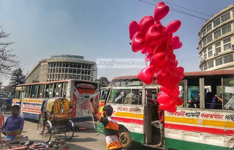 রাজধানীর শাহবাগ মোড়ে ভালোবাসার প্রতীক আকৃতির রঙিন বেলুন বিক্রি করছেন এক হকার। ছবি: মাহবুব আলম