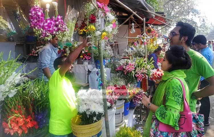 ভালোবাসা দিবস উপলক্ষে ফুলের দোকানে ছিলো নানা রঙের ফুলের আয়োজন। ছবি: মাহবুব আলম