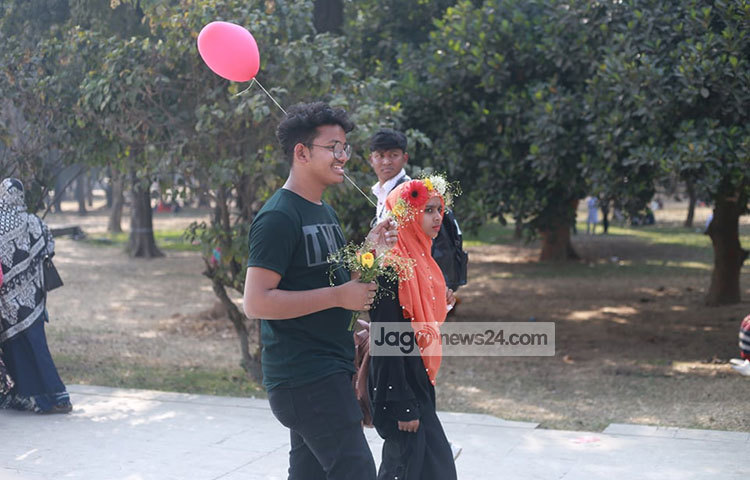 ভালোবাসা দিবসে প্রিয়জনকে নিয়ে পার্কে ঘোরাঘুরি। ছবি: মাহবুব আলম