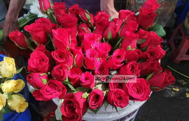 শাহবাগ মোড়ে ফুলের দোকানে বিক্রি হচ্ছে লাল গোলাপ। ছবি: মাহবুব আলম