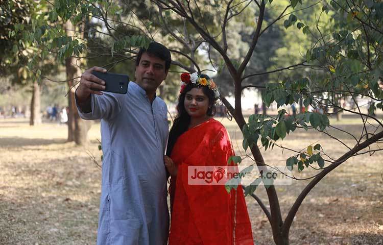 ভালোবাসাময় দিনটিকে ধরে রাখতে সেলফি তুলছেন তারা। ছবি: মাহবুব আলম