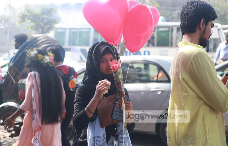 ভালোবাসা দিবসে রাজধানী উৎসবের নগরীতে রূপ নিয়েছে। ছবি: মাহবুব আলম