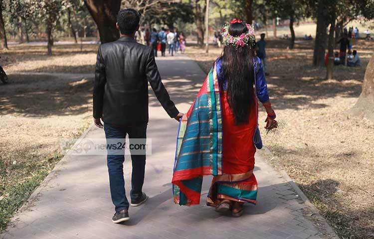 ভালোবাসা দিবসের সাজে সেজে পার্কে তরুণ তরুণীরা। ছবি: মাহবুব আলম
