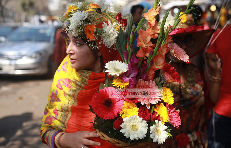 প্রিয়জনকে ভালোবাসায় বরণ করতে ফুল কিনে নিয়ে যাচ্ছেন এক নারী। ছবি: মাহবুব আলম