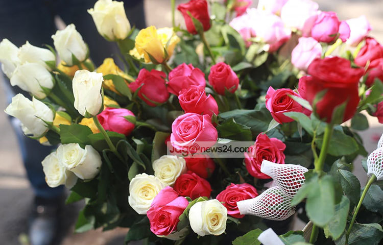 নগরীর বিভিন্ন স্থানে ভালোবাসা দিবস উপলক্ষে বসেছে ফুলের দোকান। ছবি: মাহবুব আলম