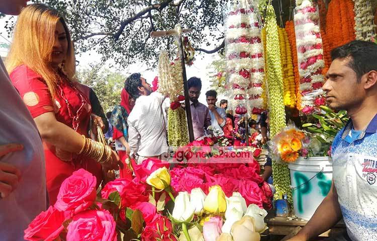 শাহবাগের ফুলের দোকানে ফুল বিক্রির ব্যস্ততা। ছবি: মাহবুব আলম