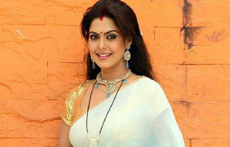 ‘জয় মা দুর্গা’ নামে একটি বলিউড ছবিও করেছেন তিনি। ১৯৯৬ সালে ‘মিস মুম্বাই’ হওয়ার পরই বিনোদন জগতে প্রবেশ করেন রিঙ্কু।