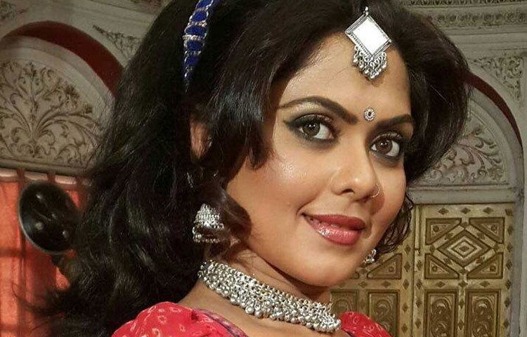 কলকাতায় জন্মাবার পরই বাবার বদলির চাকরি সূত্রে চলে যান কেরালায়। নৌবাহিনীতে চাকুরিরত বাবার চাকরির কারণেই বড় হয়েছেন কেরালাতেই।