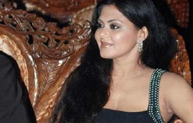 প্রথম সিনেমা ‘সুহাগন বানা দা সজনা হামার’স সুপারহিট হওয়ায় তাকে আর পিছন ফিরে তাকাতে হয়নি।