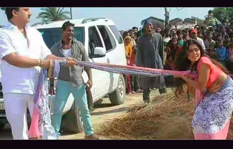 রিঙ্কু ঘোষের একটি ছবি ইন্টারনেটে ভাইরাল হয়ে পড়েছিল, ছবিতে দেখা গিয়েছিল তার শ্লীলতাহানি করা হচ্ছে, তা নিয়ে বিতর্কও হয়। এক বসপা নেতার নাম জড়িয়ে যায় সেই বিতর্কে। পরে জানা যায় সেটি ফেক নিউজ।