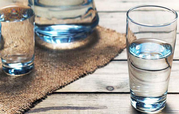 পুষ্টিবিদ ও ডায়েট বিশেষজ্ঞ সুমেধা সিংহের মতে, আমাদের শরীরকে আমরা কী ভাবে দেখভাল করছি, সেই ধারণা শরীরেরও আছে। পানি যে কেবল টক্সিন দূর করে তা-ই নয়, শরীরের অন্য কার্যকারিতা বজায় রাখতেও পানি জরুরি। এদিকে শরীর ও উচ্চতা অনুযায়ী পানির পরিমাপ আছে সকলেরই।