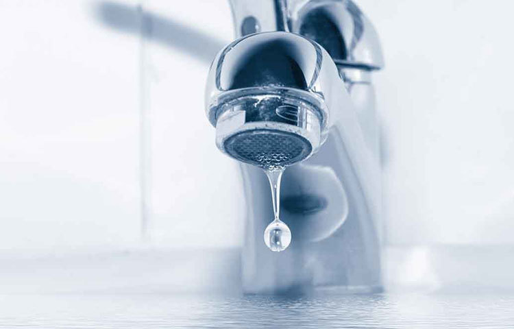 প্রয়োজনের তুলনায় পানি কম খাওয়ার অভ্যাস দিনের পর দিন থাকলে শরীর তাতেই অভ্যস্ত হতে থাকে। ও ধরেই নেয় টাইম কলের মতোই একটু একটু করে কখনও পানির জোগান সে পাবে। এ দিকে শারীরবৃত্তীয় নানা কাজ করতে গেলে পানি অত্যন্ত প্রয়োজনীয়।