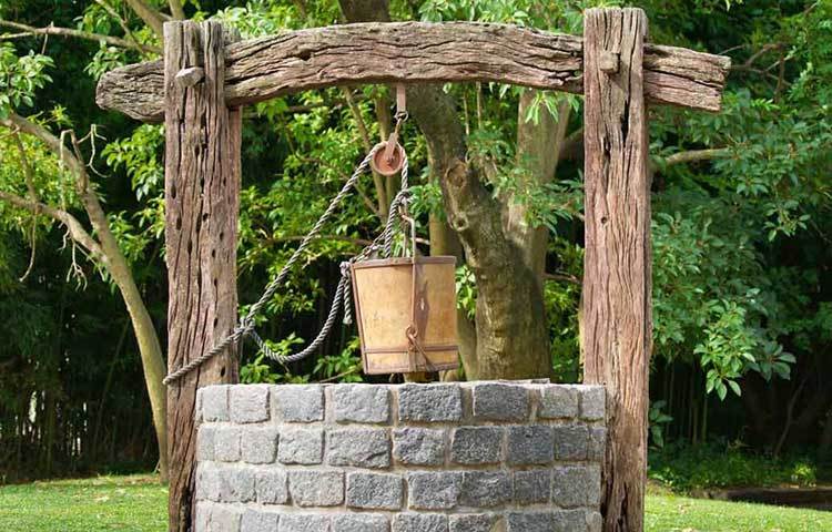 ঠিক যেটুকু পানি শরীরকে দিচ্ছেন, তার মধ্যেই কিছুটা পানি শরীর যাবতীয় কাজে ব্যবহার করে। যেই শরীর বোঝে পানির জোগান বেশি পাবে না, তখন থেকেই সে পানি জমিয়ে রাখার প্রবণতায় অভ্যস্ত হয়ে পড়ে। ঠিক আপনিও যেমন পানির জোগান কম এলে কুয়ো বা বালতিতে পানি ধরে রাখবেন, ঠিক তেমন আমাদের শরীরেরও স্বভাব।