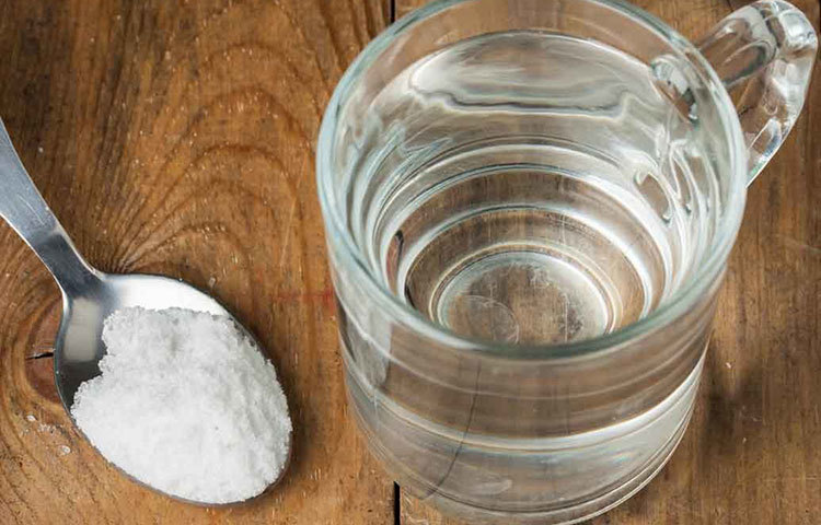 এদিকে পানি যেহেতু একা শরীরে জমতে পারে না, তাই লবণকে এগিয়ে দেয় শরীর। লবণকে সঙ্গী করে পানি জমে থাকে শরীরে। এর প্রভাবে শরীর ফুলে যায়। শরীরের আনাচেকানাচে জমে থাকা এই সব পানি অন্যান্য অসুখ যেমন ডেকে আনে, তেমনই বাড়িয়ে দেয় শরীরের ওজন।