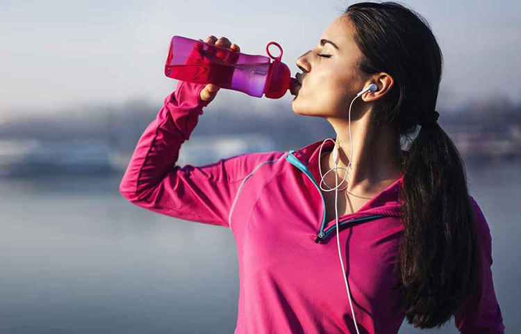 যদি শরীরের প্রয়োজন ও ওজন অনুযায়ী পানি খান আপনি, তা হলে কিন্তু এই নিয়ম আর খাটে না। তখন শরীরও বোঝে যখনই প্রয়োজন পড়বে তখনই পানি পাব। তাই সেও আর পানি জমিয়ে রাখতে চায় না। বরং প্রয়োজনীয় কাজ সারার পর পানিকে টক্সিন নিয়ে শরীরের বাইরে বার করে দিতে উদ্যত হয়।