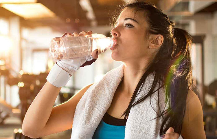 তাই চিকিৎসকের পরামর্শ মেনে শরীরের প্রয়োজন অনুযায়ী পানি খেলে পানির কারণে ফুলে থাকার বিড়ম্বনা সহ্য করতে হয় না। ওজনও অনেক নিয়ন্ত্রণে থাকে। যদি কোনও অসুখের কারণে কম পানি খাওয়াই আপাতত চিকিৎসকের পরামর্শ হয়, তা হলে লবণের পরিমাণও কমিয়ে দিন। লবণ না পেলে শরীর পানি জমাতে পারবে না। ফলে ওজনও বাড়বে না।