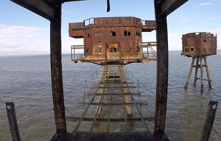 ১৯৪২ সালে লন্ডনের টেমস নদীর উপর গড়ে তোলা হয়েছিল এই দুর্গ। ব্রিটিশ সিভিল ইঞ্জিনিয়ার গুয়ে মনসেলের নামানুসারে একযোগে এই দুর্গগুলোকে বলা হয় মনসেল ফোর্ট। কারণ তিনিই এই দুর্গের নকশা করেন।