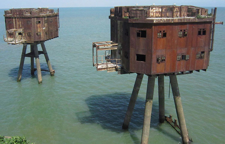 প্রতিটা দুর্গ গড়ে উঠেছিল সাতটি আলাদা বিল্ডিং নিয়ে। এই বিল্ডিংগুলো কেন্দ্রের একটি টাওয়ারকে ঘিরে দাঁড়িয়েছিল।