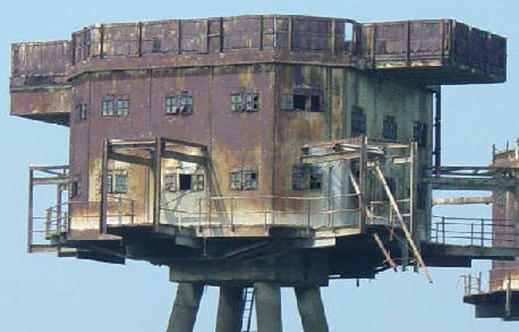 বিশ্বযুদ্ধ শেষ হয় ১৯৪৫ সালে। যে কারণে দুর্গ বানানো হয়েছিল, তার প্রয়োজনও ফুরিয়ে যায়। ফলে ১৯৫০ সালে দুর্গগুলোকে ফাঁকা করে দেয় ব্রিটেন। ১৯৫৯-৬০ সাল নাগাদ ক্ষতিগ্রস্ত দুর্গ নর আর্মি ভেঙে ফেলা হয়।