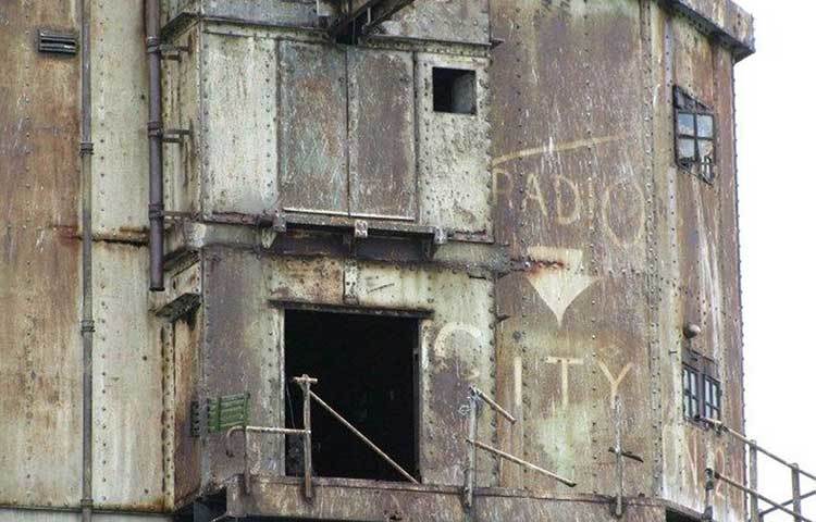 সেনা ফাঁকা করে দেওয়ার পর আর কোনও কাজ ছিল না দুর্গের। পরে সরকারি অনুমতি ছাড়াই রেডিয়ো ব্রডকাস্টিং শুরু হয় রেডস্যান্ড দুর্গ থেকে। পরে এই রেডস্যান্ড দুর্গ সংরক্ষণের জন্য প্রজেক্ট রেডস্যান্ড চালু হয়। ২০০৭-০৮ সাল নাগাদ বিনা অনুমতির রেডিয়ো ব্রডকাস্টিংকে হটিয়ে দিয়ে এই দুর্গ থেকে রেডস্যান্ড রেডিয়ো শুরু হয়।