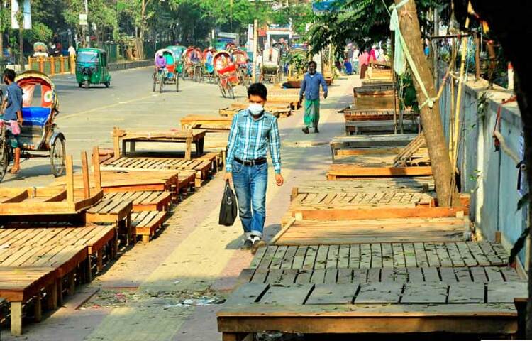 রাজধানীর বিভিন্ন এলাকার রাস্তার ফুটপাত দখল করে এরকমের আসবাবপত্র বিক্রি করা হয়। ফুটপাতে এ রকমের ব্যবসা নিষিদ্ধ থাকলেও প্রশাসনের নাকের ডগায় সারা বছরই এমনটা দেখা যায়। ছবি: বিপ্লব দিক্ষিৎ