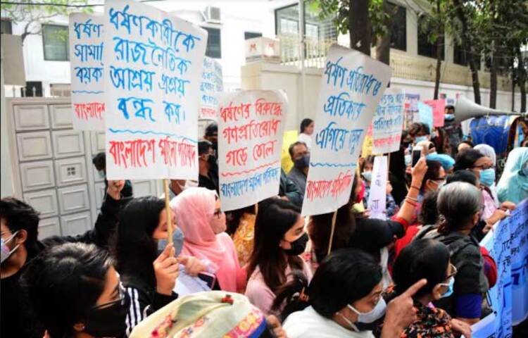 ‘উই ওয়ান্ট জাস্টিস’, ‘ধর্ষকের’ বিচার চাই লেখা স্লোগানের প্লাকার্ড নিয়ে বিক্ষোভ করছেন তারা। ছবি: বিপ্লব দিক্ষিৎ