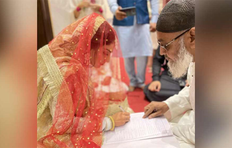 কাইনাতের বিয়ের ছবিতেও দেখা গিয়েছে ক্রিকেটের ছোঁয়া। লাল পোশাকে তাকে লাগছিল বেশ। তিনি নিজেই জানিয়েছেন, সবসময় এই ধরনের থিমে বিয়ে করতে চেয়েছিলেন। সেই স্বপ্ন পূর্ণ হয়েছে। ছবি: সংগৃহীত