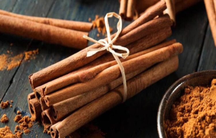 দারুচিনি-পানি: দারুচিনি প্রাকৃতিক অ্যান্টিবায়োটিক ও অ্যান্টিঅক্সিড্যান্ট হিসেবে কাজ করে। গরম পানিতে কয়েক টুকরো দারুচিনি দিয়ে তা ফুটিয়ে নিয়মিত খান। বুকে কফ জমবে না। পাশাপাশি সাইনাস ও মাইগ্রেনের সমস্যাও দূর হবে।
